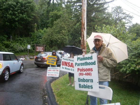 Prolifers meet Planned Parenthood supporters at their fundraising benefit at Nyack Beach State Park.
